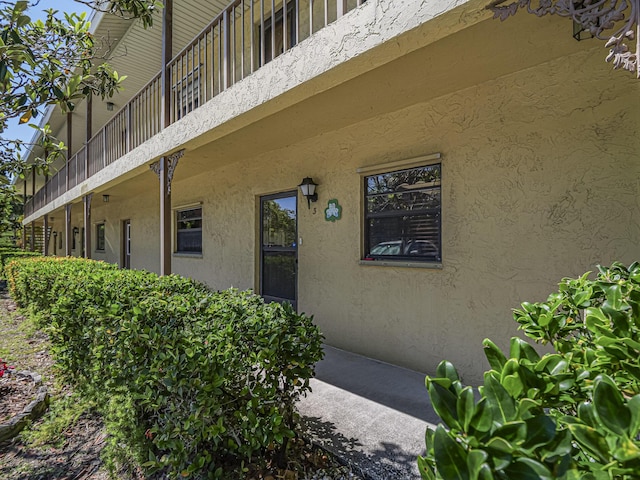 property entrance featuring stucco siding