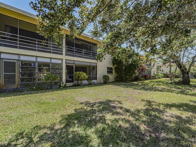 400 18th St Unit D3, Vero Beach, FL 32960 - view of yard featuring a balcony
