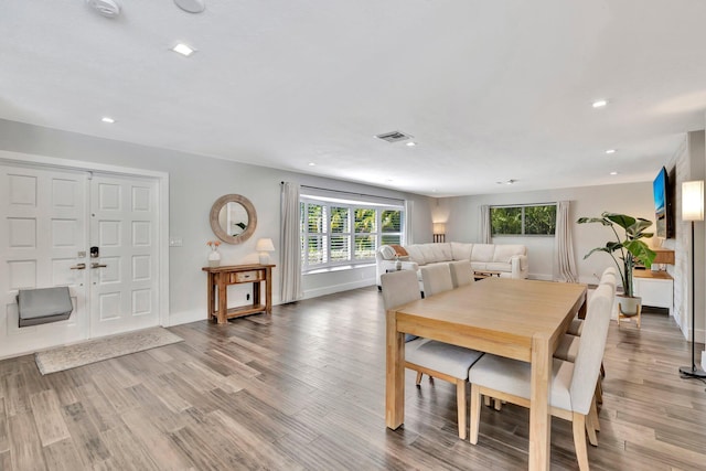 dining area featuring recessed lighting, visible vents, light wood-style flooring, and baseboards