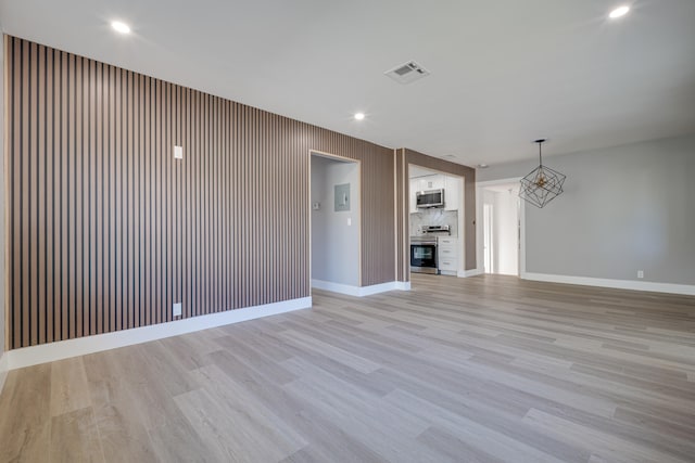 unfurnished living room featuring light wood-style flooring, recessed lighting, visible vents, and baseboards