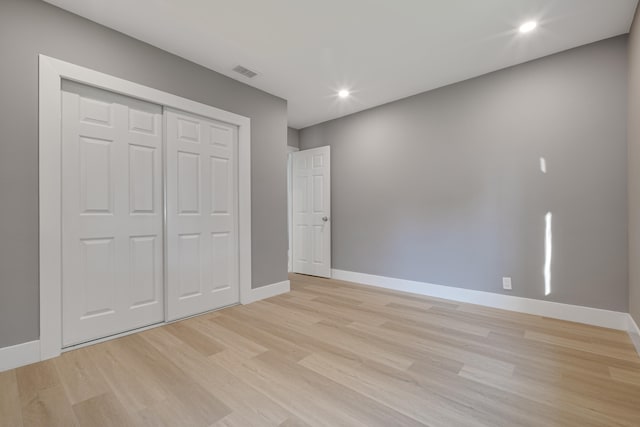 unfurnished bedroom featuring recessed lighting, visible vents, baseboards, and light wood-style flooring