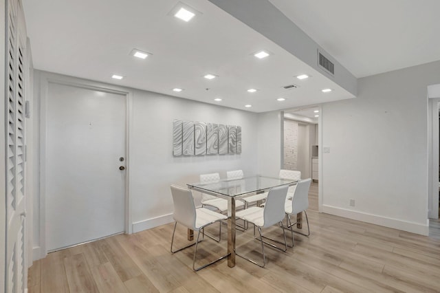 dining space featuring recessed lighting, light wood-type flooring, baseboards, and visible vents