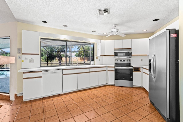 kitchen featuring visible vents, a sink, light countertops, appliances with stainless steel finishes, and a textured ceiling