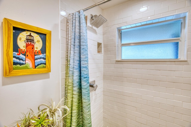 bathroom featuring tiled shower