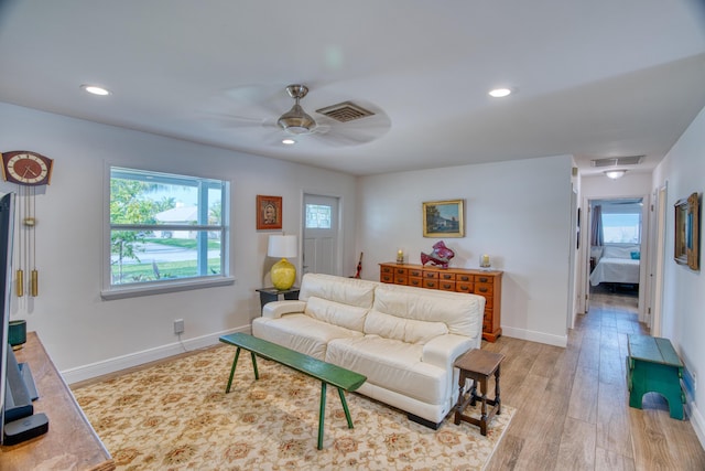 living room featuring light wood-type flooring, visible vents, recessed lighting, baseboards, and ceiling fan