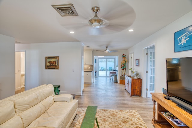 living room with recessed lighting, visible vents, light wood-style floors, and ceiling fan