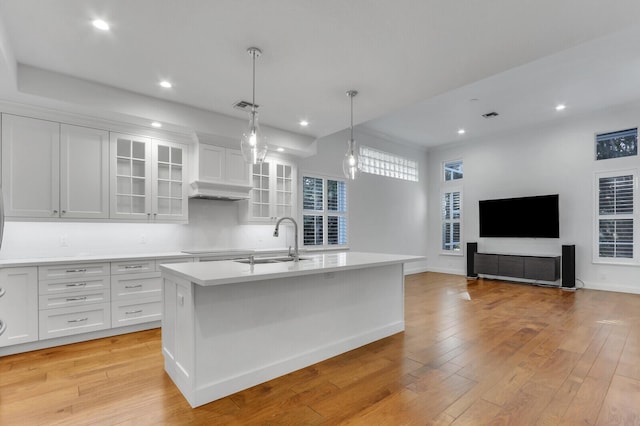 138 Victorian Ln, Jupiter, FL 33458 - kitchen featuring visible vents, an island with sink, light countertops, white cabinetry, and a sink