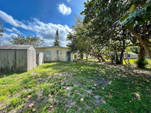 view of yard featuring an outdoor structure and a shed