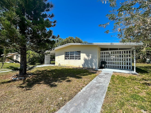 view of front of home with a front lawn