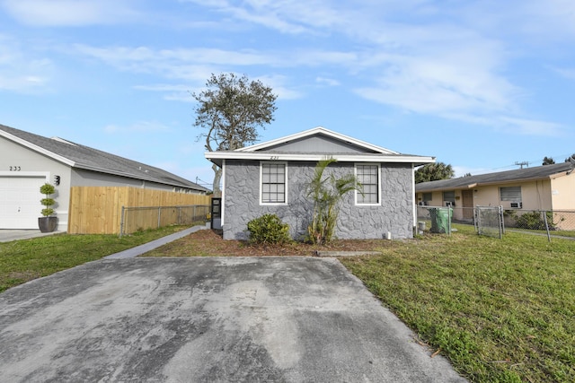 view of front of home with a front lawn, a gate, and fence