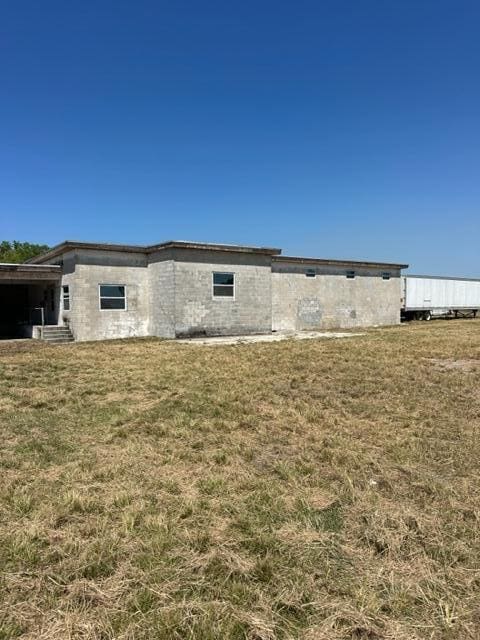 view of side of property featuring a yard