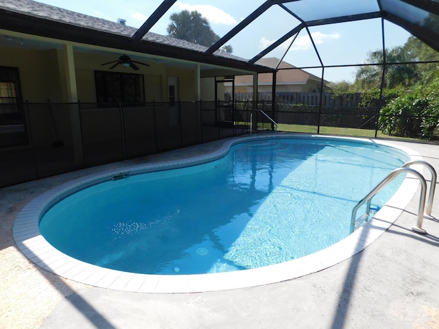 view of swimming pool featuring fence, a lanai, a fenced in pool, ceiling fan, and a patio area