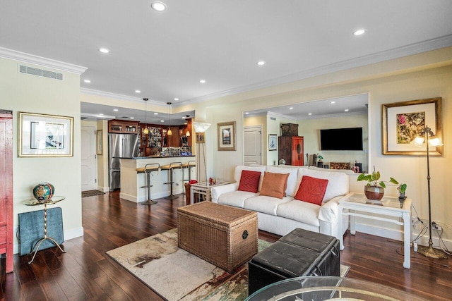 living room with visible vents, dark wood-style floors, recessed lighting, crown molding, and baseboards