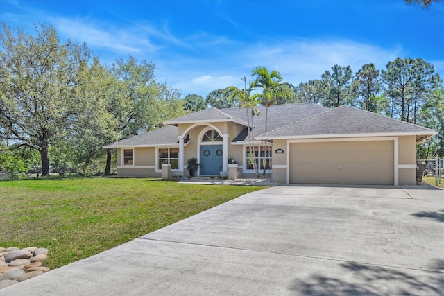 view of front of house featuring stucco siding, a front lawn, and roof with shingles