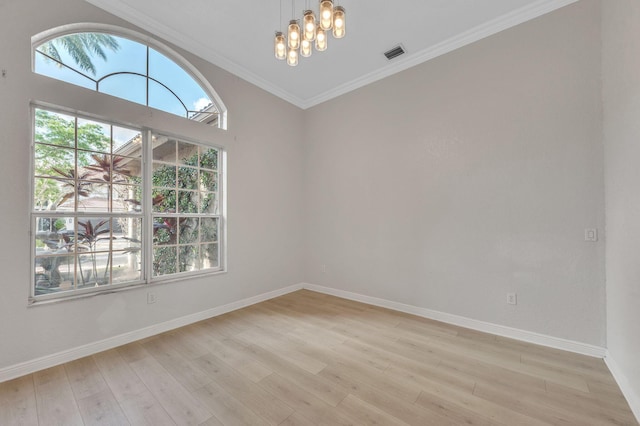 unfurnished room featuring visible vents, crown molding, baseboards, light wood-style flooring, and an inviting chandelier