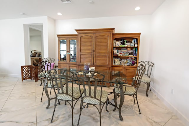 dining space featuring recessed lighting, visible vents, and baseboards