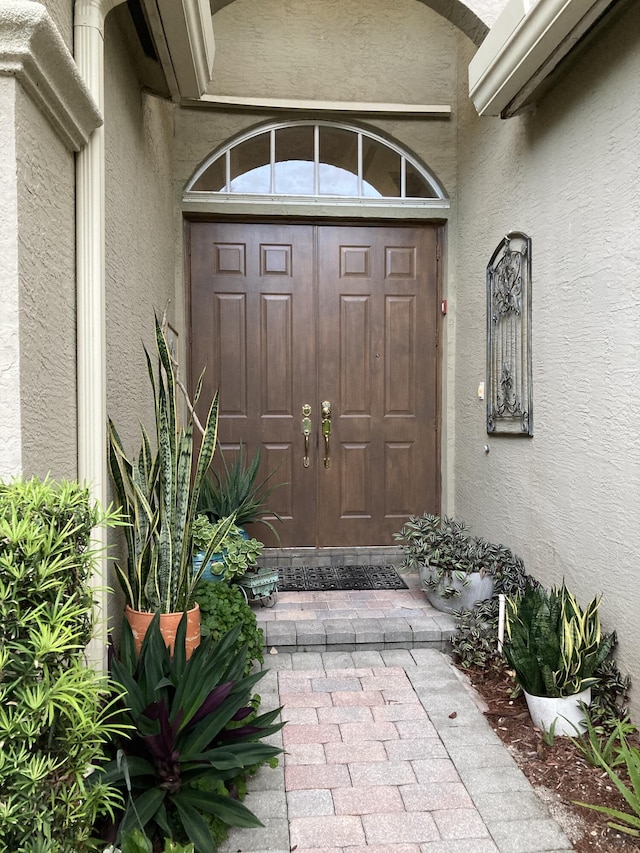 entrance to property with stucco siding