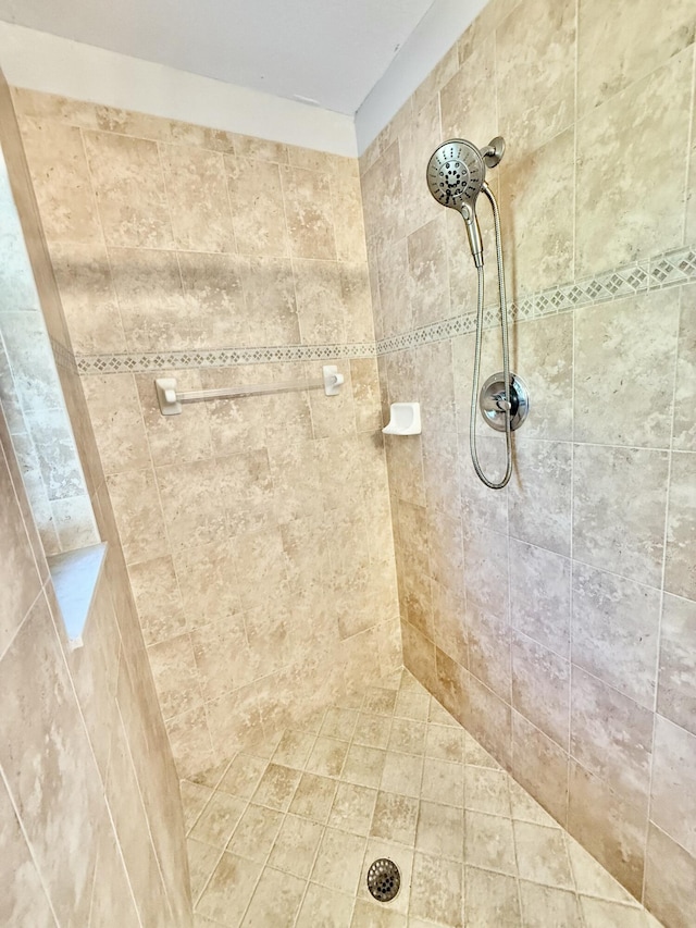 bathroom featuring tiled shower