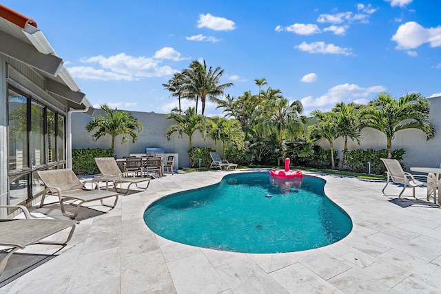 view of swimming pool featuring outdoor dining area, fence, a fenced in pool, and a patio area