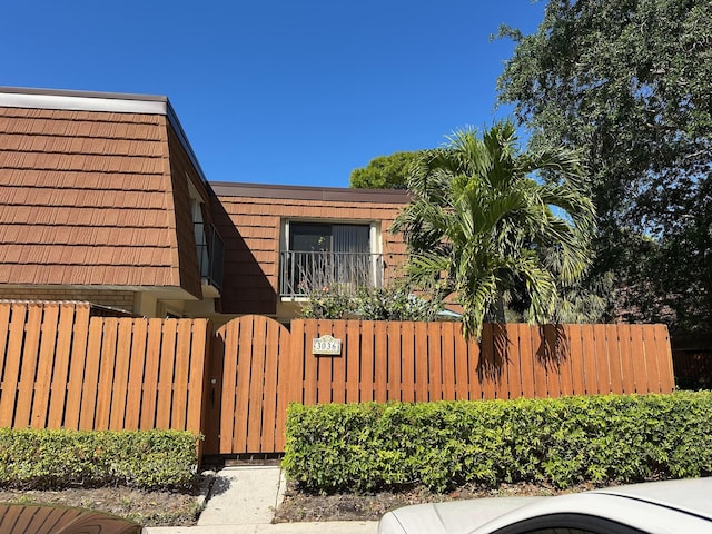 view of front of property featuring a fenced front yard