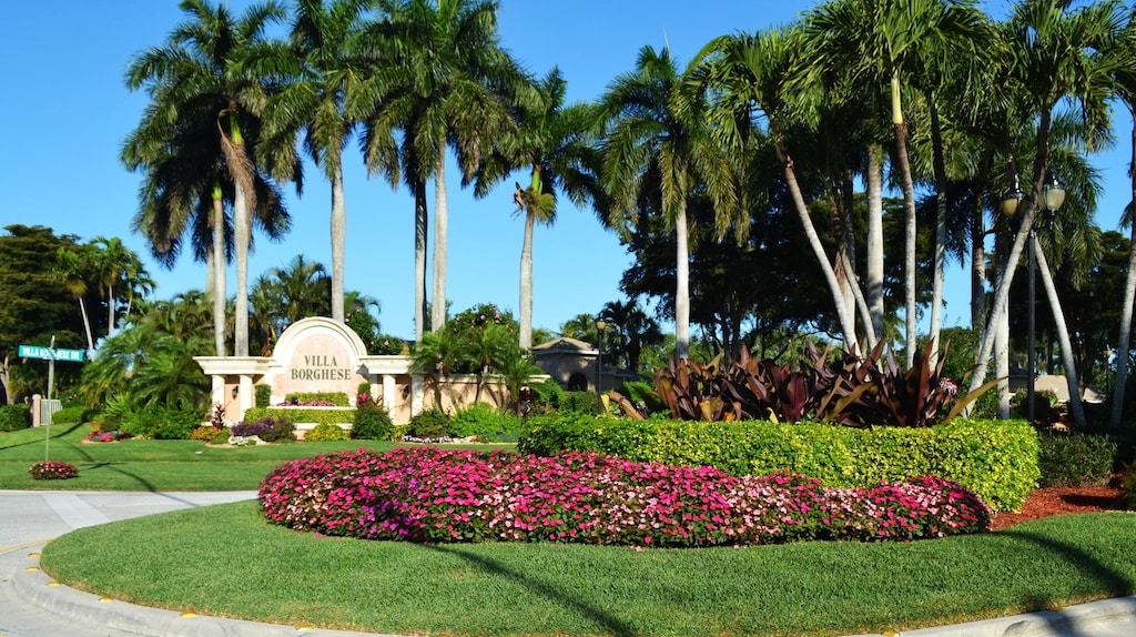 community / neighborhood sign featuring a lawn