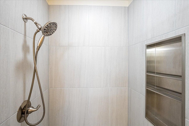 details featuring tiled shower