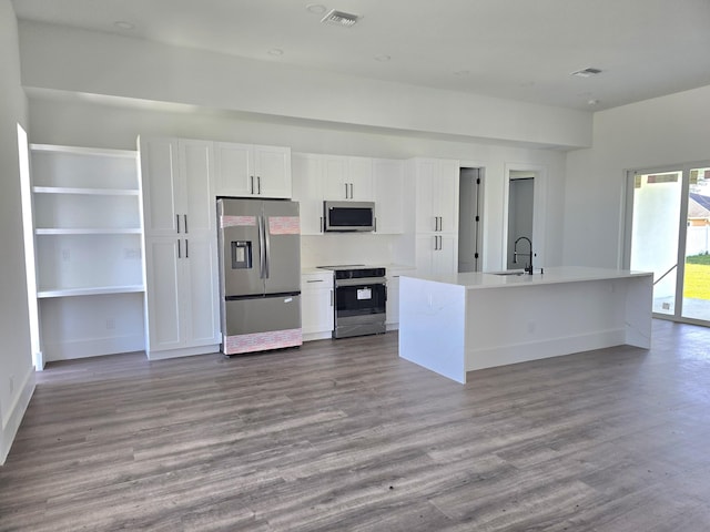 kitchen with visible vents, dark wood-type flooring, appliances with stainless steel finishes, white cabinets, and a sink