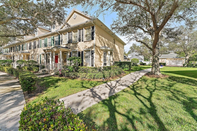 view of front facade featuring stucco siding and a front yard