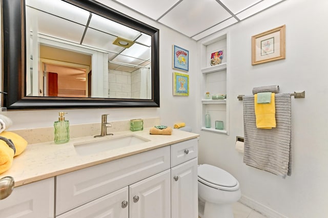 full bath featuring vanity, built in features, baseboards, curtained shower, and toilet