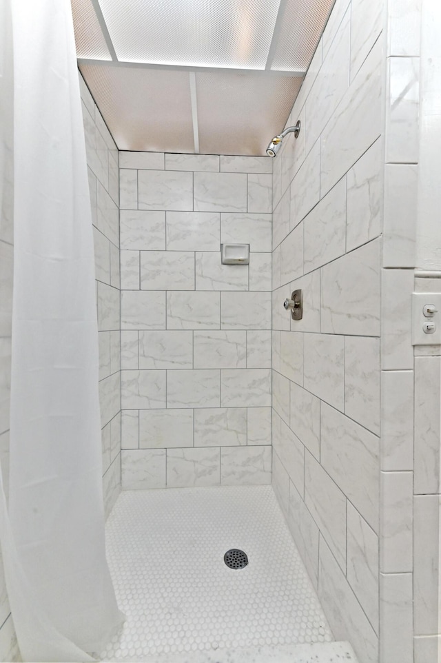 full bathroom featuring tiled shower