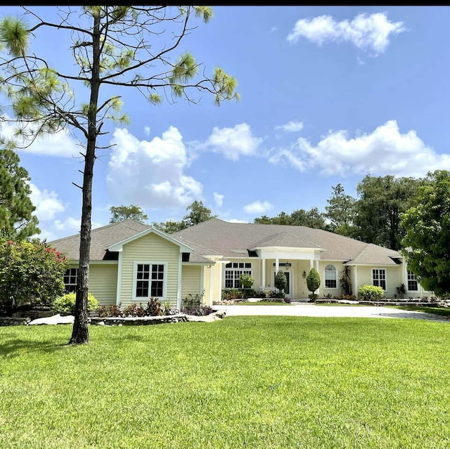 single story home with a front lawn