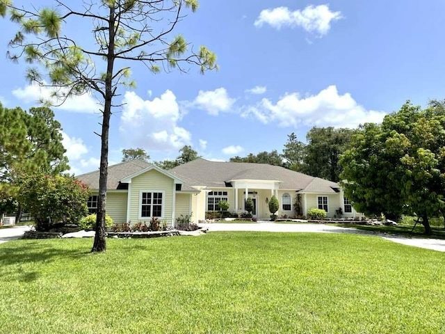 single story home featuring a front lawn