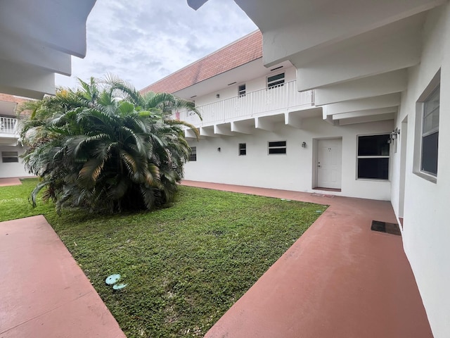 view of yard with a balcony