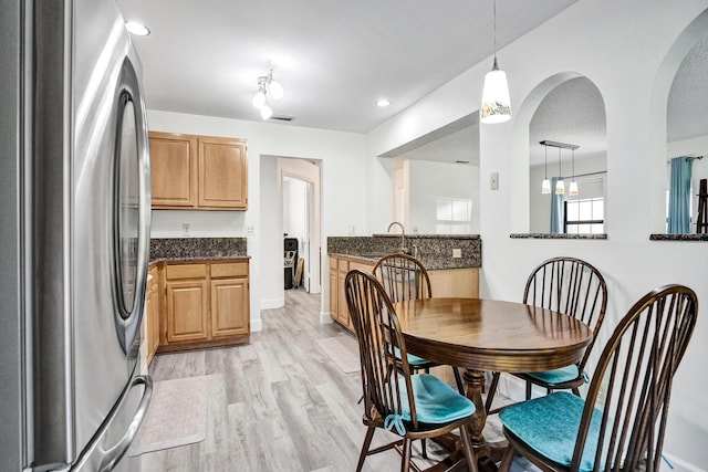 dining space featuring recessed lighting, visible vents, arched walkways, and light wood-style flooring