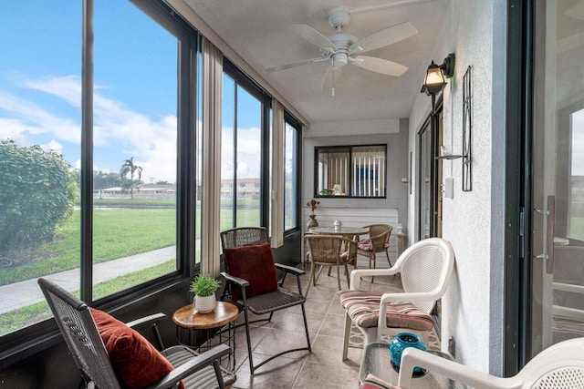 sunroom / solarium featuring a ceiling fan