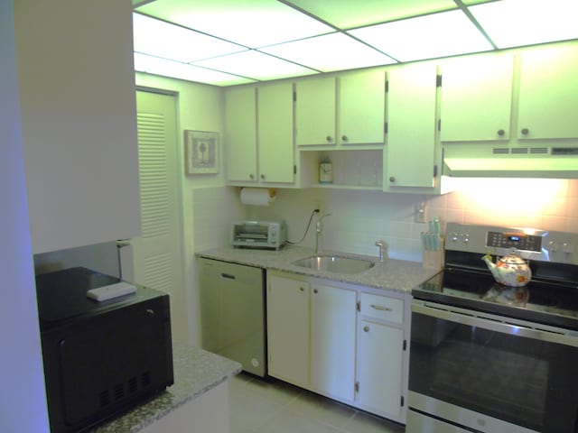 kitchen featuring dishwashing machine, decorative backsplash, stainless steel range with electric stovetop, under cabinet range hood, and black microwave