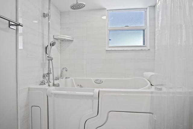 bathroom with visible vents and shower / bath combo with shower curtain