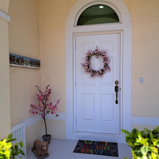 property entrance featuring stucco siding