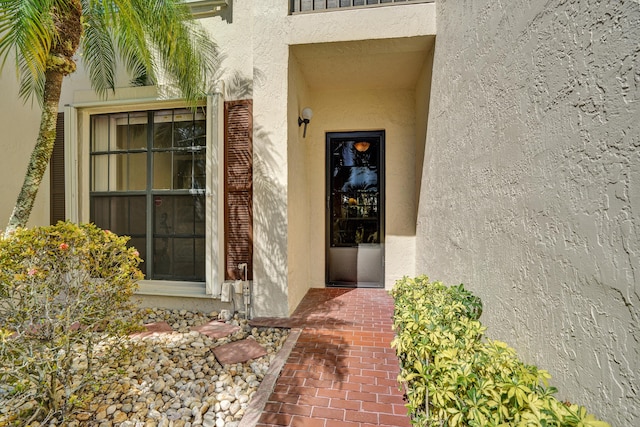 view of exterior entry featuring stucco siding