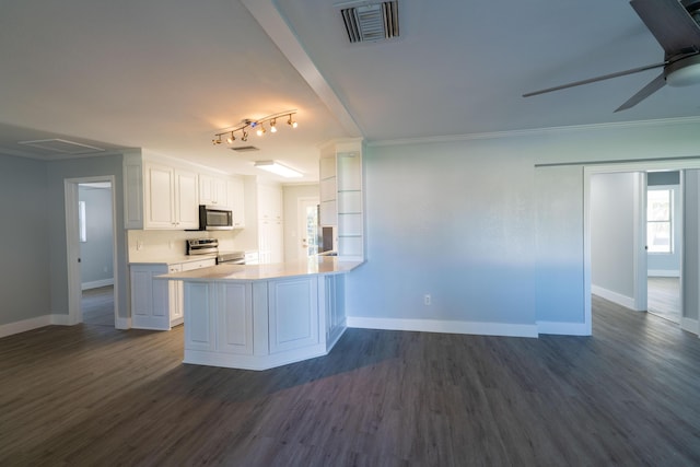 kitchen featuring visible vents, ceiling fan, stainless steel appliances, dark wood-style floors, and white cabinetry