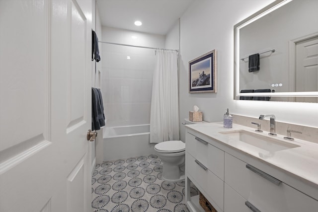 full bath with toilet, recessed lighting, shower / bath combo with shower curtain, and vanity