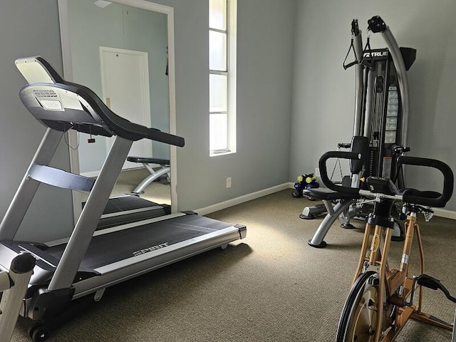 workout room with baseboards