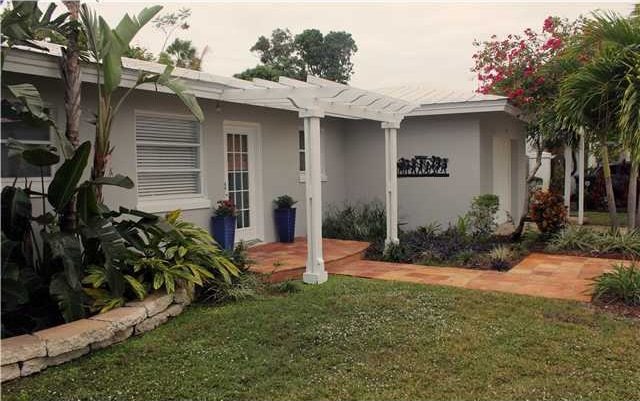 property entrance featuring stucco siding and a lawn