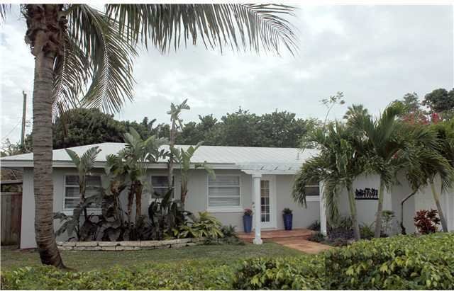 view of front of property featuring stucco siding and a front lawn