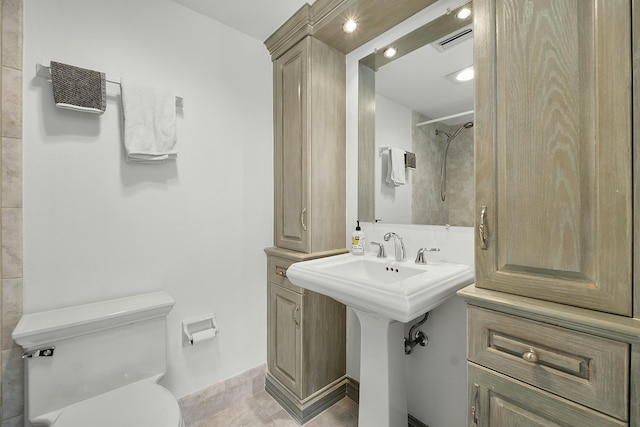 full bathroom featuring tile patterned floors, visible vents, toilet, a shower, and baseboards