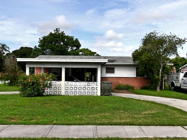 view of front of house featuring a front lawn and brick siding