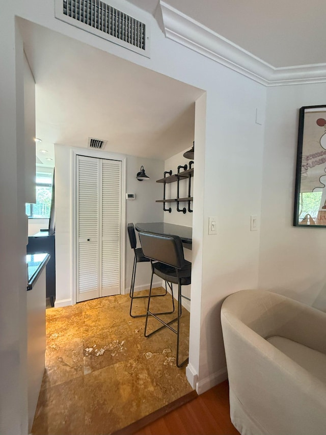dining area featuring baseboards, visible vents, and ornamental molding