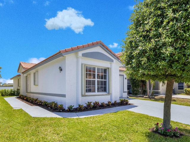 4524 Concordia Ln, Boynton Beach, FL 33436 - view of side of home with stucco siding, a yard, and a tiled roof