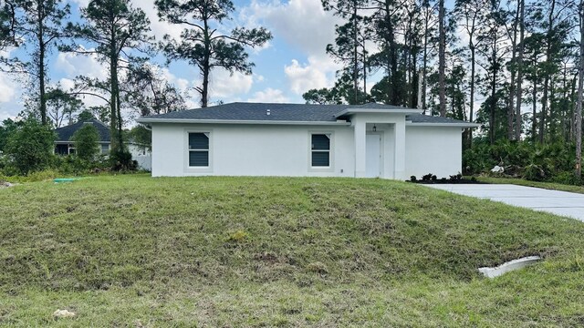 840 Clow St E, Lehigh Acres, FL 33974 - view of front of home with stucco siding and a front yard