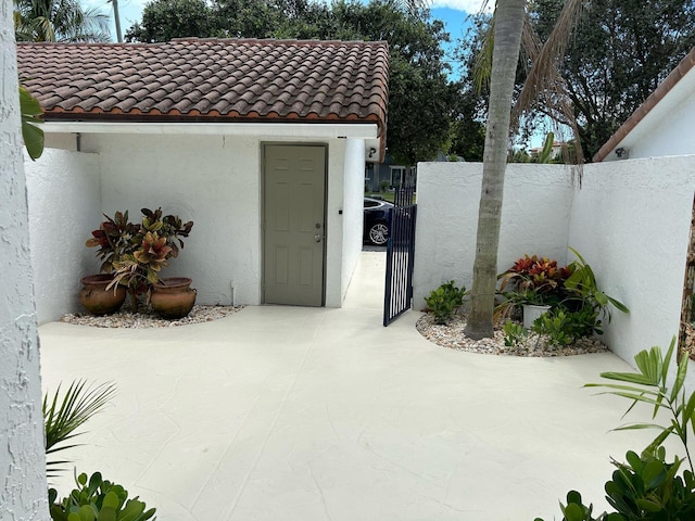 609 NE 19th Ave, Deerfield Beach, FL 33441 - view of patio featuring a gate and fence